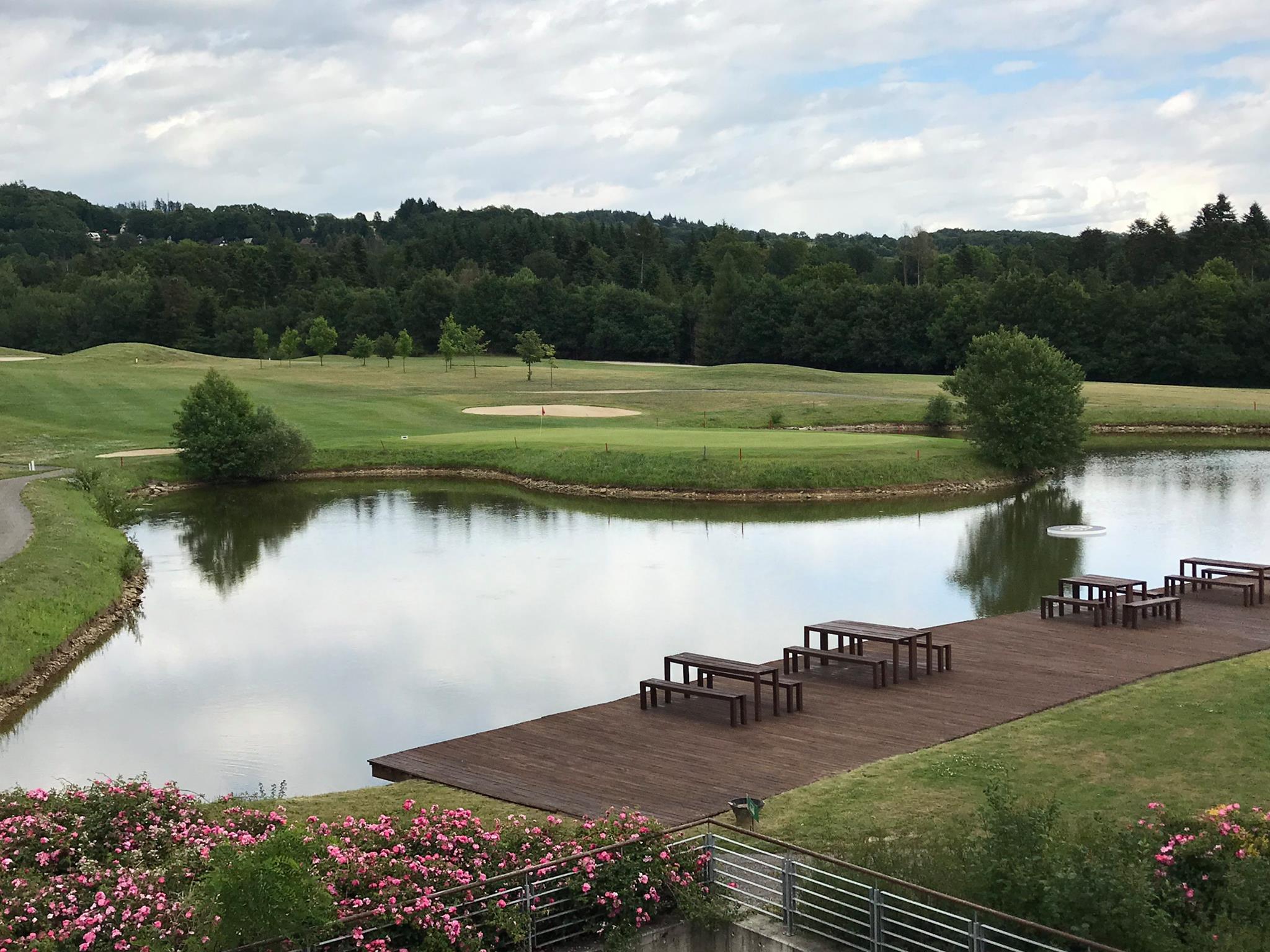 Výhled z klubovny golfového hřiště v mostě
